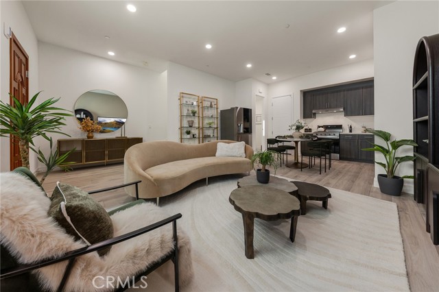 Detail Gallery Image 9 of 21 For 126 N New Ave #8,  Monterey Park,  CA 91755 - 3 Beds | 2/1 Baths