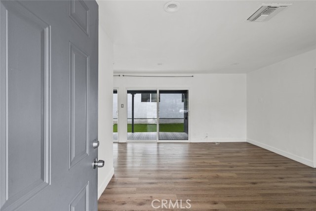 Detail Gallery Image 2 of 33 For 7952 White Oak Ave, Northridge,  CA 91325 - 2 Beds | 1 Baths