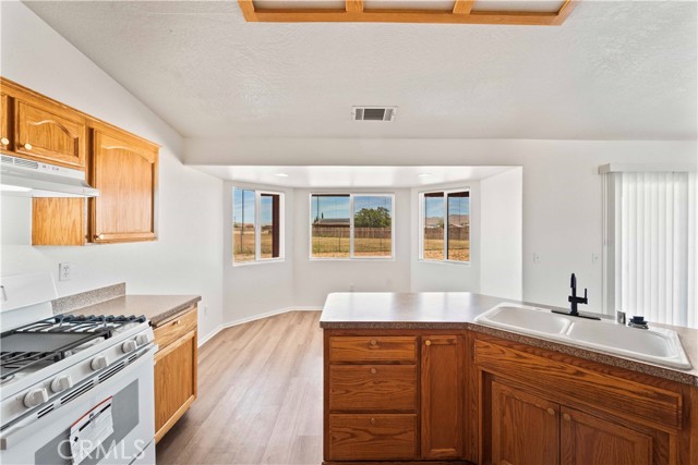 Detail Gallery Image 7 of 28 For 22640 Powhatan Rd, Apple Valley,  CA 92308 - 4 Beds | 2 Baths