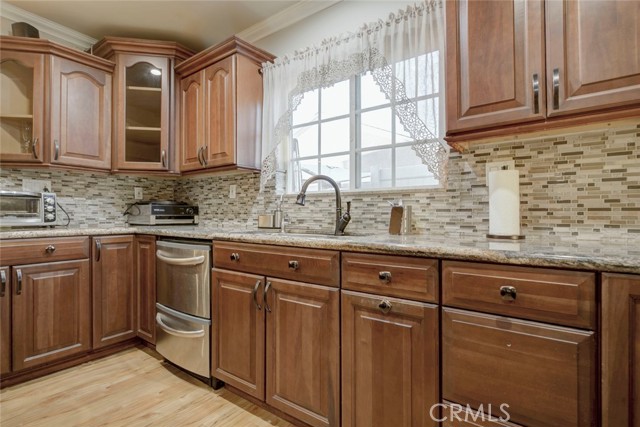 Detail Gallery Image 13 of 33 For 10624 Mcclemont Ave, Tujunga,  CA 91042 - 3 Beds | 3 Baths