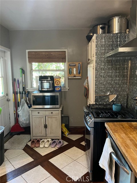 9312 Garden View Avenue, South Gate CA: https://media.crmls.org/medias/26fb9c6b-b467-41ac-8a5f-c87ec220309d.jpg