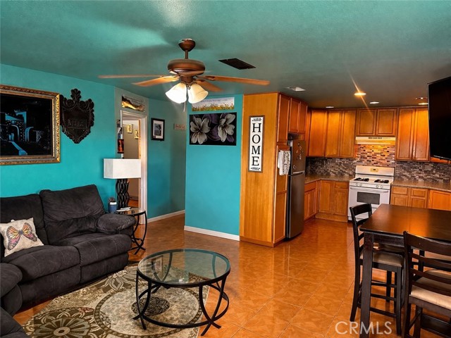 6317 Indio Avenue, Yucca Valley CA: https://media.crmls.org/medias/26fd39d1-b8d7-458e-bb0c-642b909ccb84.jpg