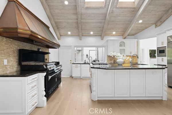 Detail Gallery Image 15 of 67 For 9514 Oakridge Pl, Chatsworth,  CA 91311 - 6 Beds | 6 Baths