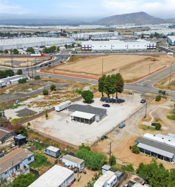 18583 Seaton Avenue, Perris CA: https://media.crmls.org/medias/26fdfbd0-deb9-40a6-940f-3f25a6412877.jpg