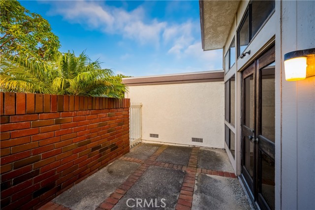 21 Beachcomber Drive, Corona del Mar CA: https://media.crmls.org/medias/26fe7cb7-1189-403c-90ef-cbea176c67af.jpg