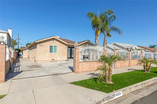 8215 Saint Clair Avenue, North Hollywood CA: https://media.crmls.org/medias/26ff88b4-deb4-41a5-95cc-b2fe30d548c0.jpg