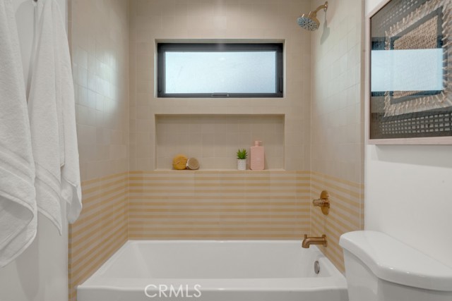 58 66th Place, Long Beach CA: https://media.crmls.org/medias/2705845e-d96f-4654-a3af-3ccac701ab68.jpg