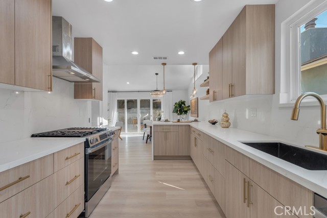 Detail Gallery Image 14 of 41 For 11722 Hayvenhurst, Granada Hills,  CA 91344 - 4 Beds | 3 Baths