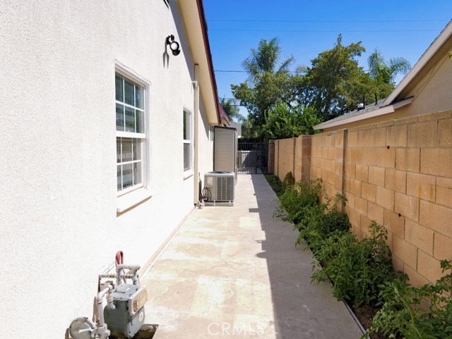 17430 Hemmingway Street, Northridge CA: https://media.crmls.org/medias/27084a4f-563d-444f-85d5-92f8de9f80f6.jpg