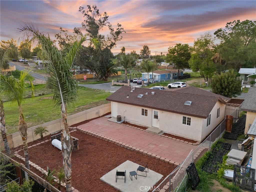 https://media.crmls.org/medias/2708c8c3-557d-4fdd-997b-fb023a801d4b.jpg?preset=X-Large