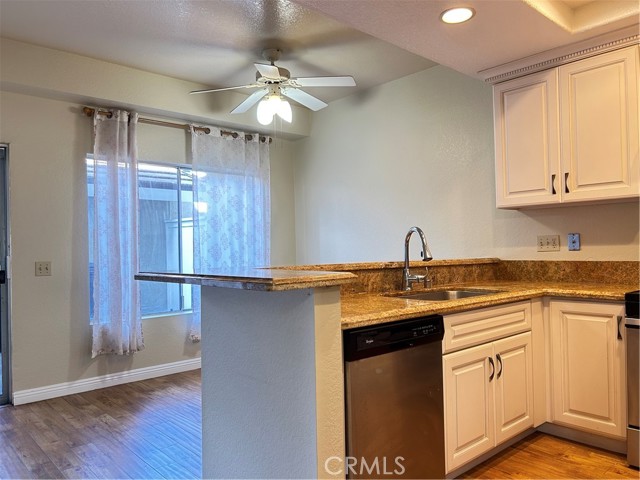 Detail Gallery Image 8 of 27 For 567 Springbrook, Irvine,  CA 92614 - 3 Beds | 2/1 Baths