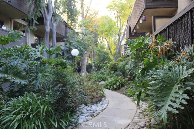 Detail Gallery Image 2 of 12 For 7304 Corbin Ave #F,  Reseda,  CA 91335 - 1 Beds | 1 Baths