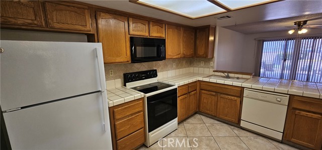 Detail Gallery Image 3 of 13 For 19268 Elm, Apple Valley,  CA 92308 - 2 Beds | 2 Baths