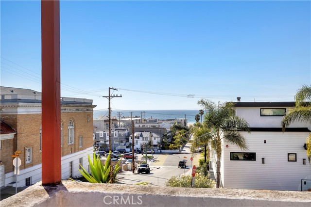 207 16th Street, Hermosa Beach CA: https://media.crmls.org/medias/270f4814-8bd2-4f54-a6a4-44b80693c450.jpg