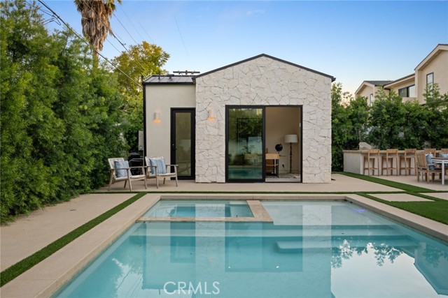 4320 Teesdale Avenue, Studio City CA: https://media.crmls.org/medias/270feeed-5997-41c8-b0fb-e46f8f6cd89c.jpg