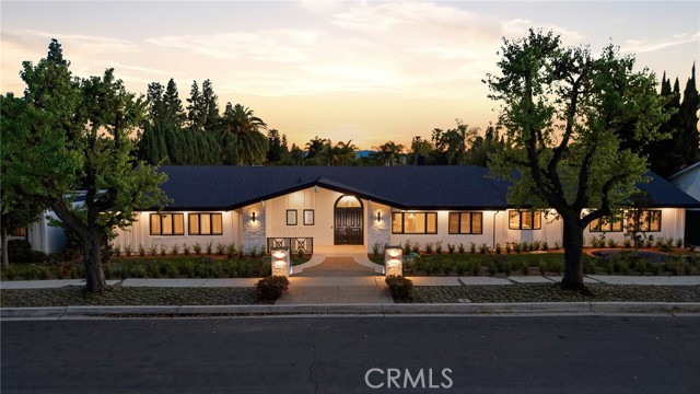 Detail Gallery Image 2 of 48 For 19510 Merridy, Northridge,  CA 91324 - 6 Beds | 6/1 Baths