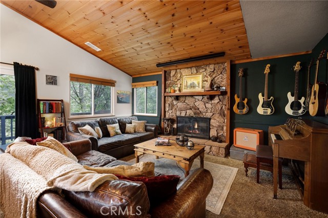 Detail Gallery Image 6 of 46 For 453 Davos, Crestline,  CA 92325 - 5 Beds | 2/1 Baths