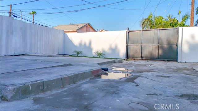 9218 Hooper Avenue, Los Angeles CA: https://media.crmls.org/medias/2714758a-ac43-4174-9b64-c2c40dea45ed.jpg
