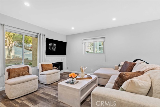 Detail Gallery Image 10 of 37 For 1881 Alpha Rd #8,  Glendale,  CA 91208 - 2 Beds | 3 Baths