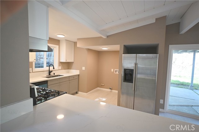 Detail Gallery Image 5 of 13 For 305 Civic Center Dr, Vista,  CA 92084 - 3 Beds | 2 Baths