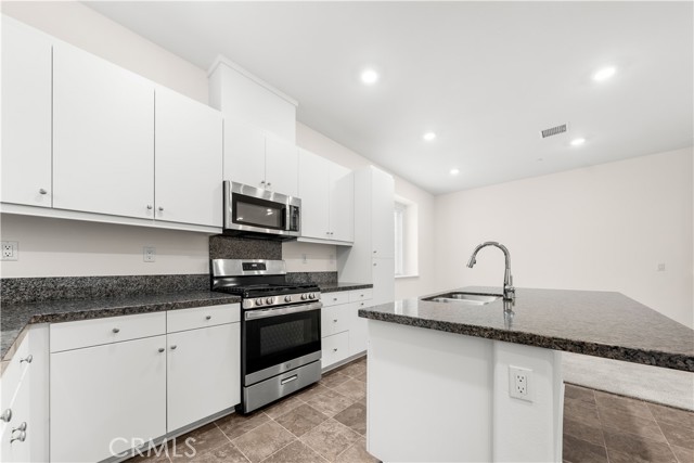 Detail Gallery Image 6 of 22 For 15901 Stresa Ln #6,  Fontana,  CA 92336 - 4 Beds | 3 Baths