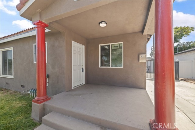 2420 Maine Avenue, Long Beach CA: https://media.crmls.org/medias/271a0549-3d73-4dab-9ac5-0f86c89f5405.jpg