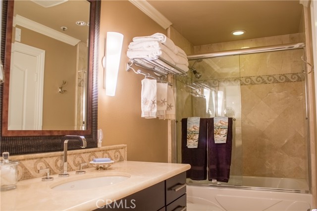 Detail Gallery Image 7 of 10 For 200 Paris Ln #109,  Newport Beach,  CA 92663 - 1 Beds | 1 Baths