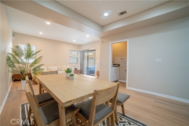 Detail Gallery Image 10 of 27 For 14554 Kittridge St, Van Nuys,  CA 91405 - 3 Beds | 3 Baths
