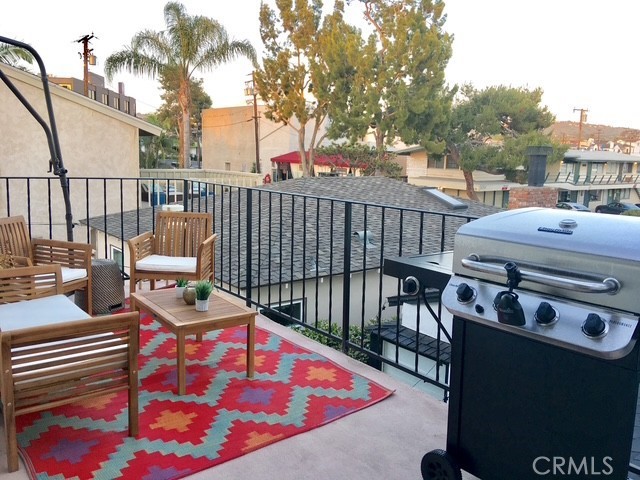 Detail Gallery Image 5 of 7 For 433 1/2 Heliotrope Ave, Corona Del Mar,  CA 92625 - 3 Beds | 2 Baths