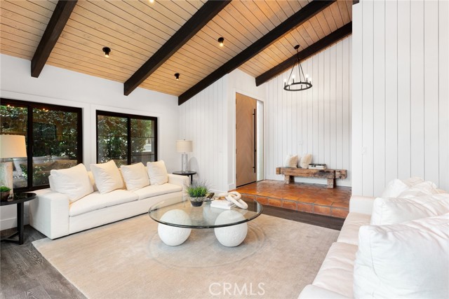 4885 Winnetka Avenue, Woodland Hills CA: https://media.crmls.org/medias/2725bf41-ff17-454e-bf83-951ece18dbaa.jpg