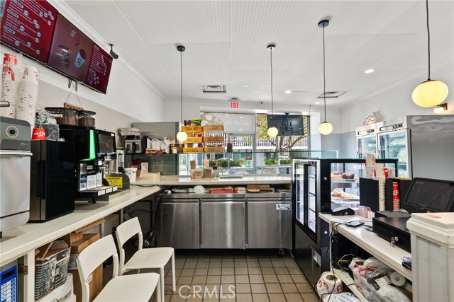 5466 Wilshire Boulevard, Los Angeles CA: https://media.crmls.org/medias/2725e5da-0d12-4933-8942-438246dba14e.jpg