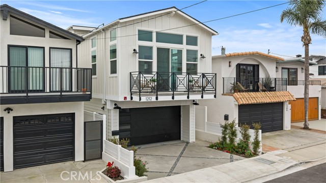 1212 19th Street, Hermosa Beach, California 90254, 4 Bedrooms Bedrooms, ,4 BathroomsBathrooms,Residential,For Sale,19th,SB26062974