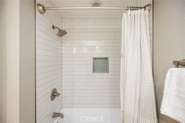 7648 Bay Drive, Huntington Beach CA: https://media.crmls.org/medias/27276c72-38f6-4dc9-88dd-08a9c92b2ae3.jpg