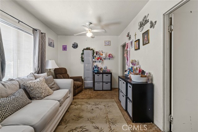 608 E Main Street, Santa Paula CA: https://media.crmls.org/medias/27296bfb-7cce-4f27-867b-7da8118cd269.jpg