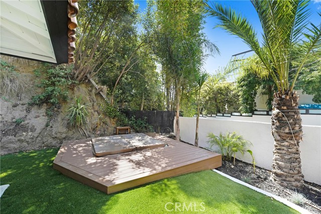 Detail Gallery Image 3 of 10 For 2170 Sunset Plaza Dr, Los Angeles,  CA 90069 - 3 Beds | 2 Baths