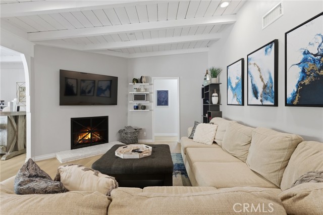 Detail Gallery Image 8 of 36 For 5244 Vanalden, Tarzana,  CA 91356 - 3 Beds | 2/1 Baths