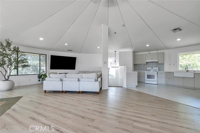 11101 Spanish Hills Dr, Corona CA: https://media.crmls.org/medias/273047dc-8de1-421e-bbcf-bf27c98c836b.jpg