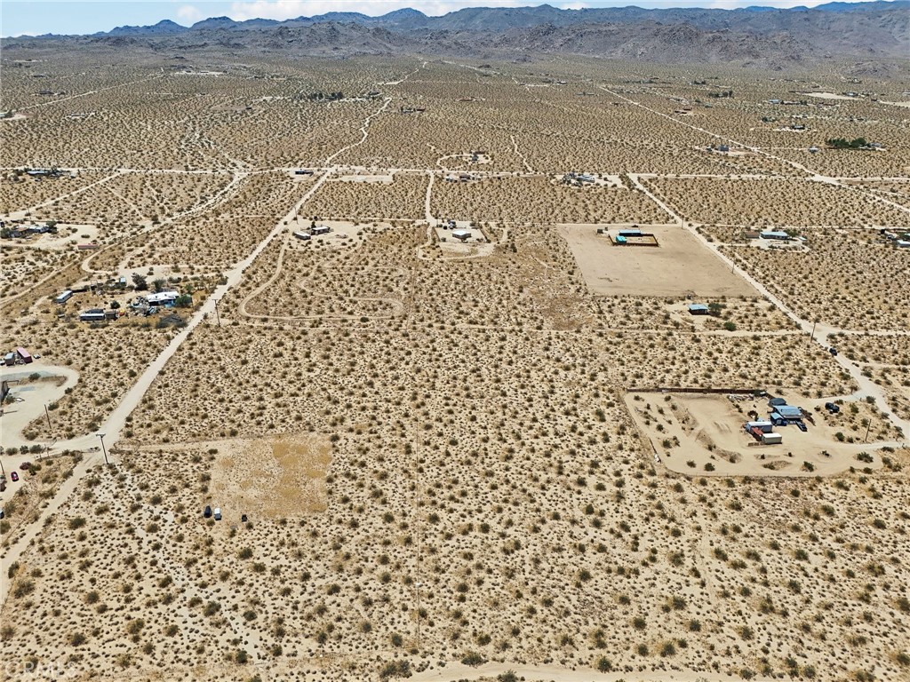 https://media.crmls.org/medias/27327cd1-fe0e-4d32-ac76-bf64c0911081.jpg?preset=X-Large