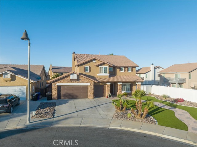 Detail Gallery Image 2 of 46 For 12304 Sunglow Ct, Victorville,  CA 92392 - 4 Beds | 2/1 Baths