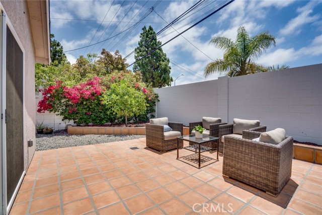 5272 Caliente Drive, Huntington Beach CA: https://media.crmls.org/medias/27356646-0d09-4be9-bca6-8604b65be74a.jpg
