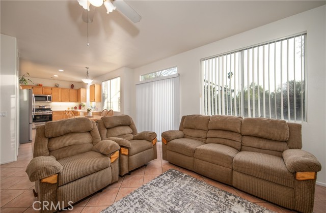 Detail Gallery Image 11 of 29 For 12721 Royal Oak Ct, Yucaipa,  CA 92399 - 4 Beds | 2/1 Baths