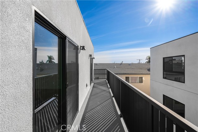 Detail Gallery Image 7 of 36 For 1342 Kingsley #1,  Los Angeles,  CA 90027 - 4 Beds | 4/1 Baths