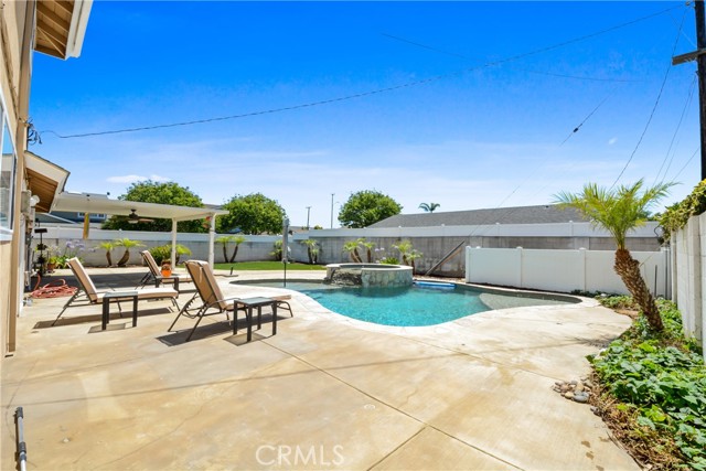 16091 Gold Circle, Huntington Beach CA: https://media.crmls.org/medias/273ba811-6bdb-4f71-ab00-ff0812a4de46.jpg