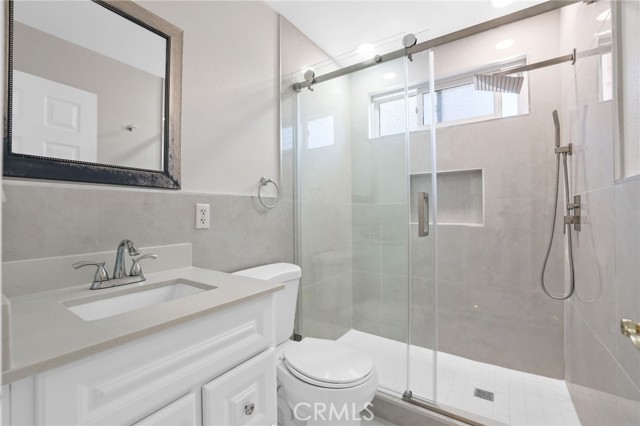 Detail Gallery Image 14 of 27 For 19382 Weymouth Ln, Huntington Beach,  CA 92646 - 4 Beds | 3 Baths