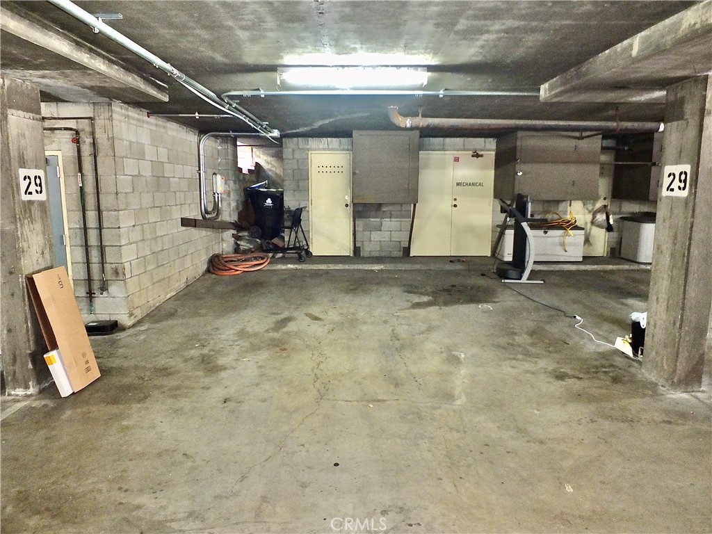 https://media.crmls.org/medias/273f21d5-3f7f-4dc4-9af8-d6767cde41d1.jpg?preset=X-Large