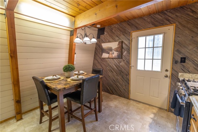 726 Elysian Boulevard, Big Bear City CA: https://media.crmls.org/medias/273f3a0b-ffd3-40e1-abe6-281a3bd901db.jpg