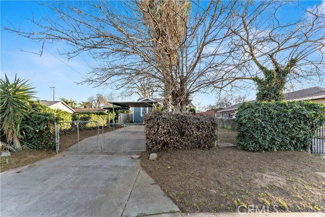 Detail Gallery Image 2 of 22 For 129 W Atchison, Fresno,  CA 93706 - 3 Beds | 2 Baths