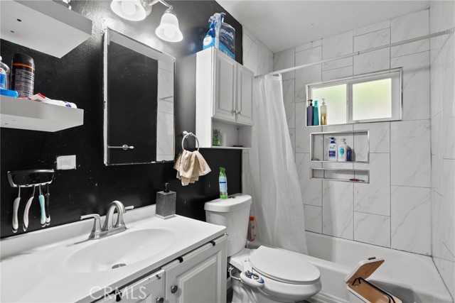 Detail Gallery Image 21 of 23 For 11816 Victory Bld, North Hollywood,  CA 91606 - 4 Beds | 2 Baths