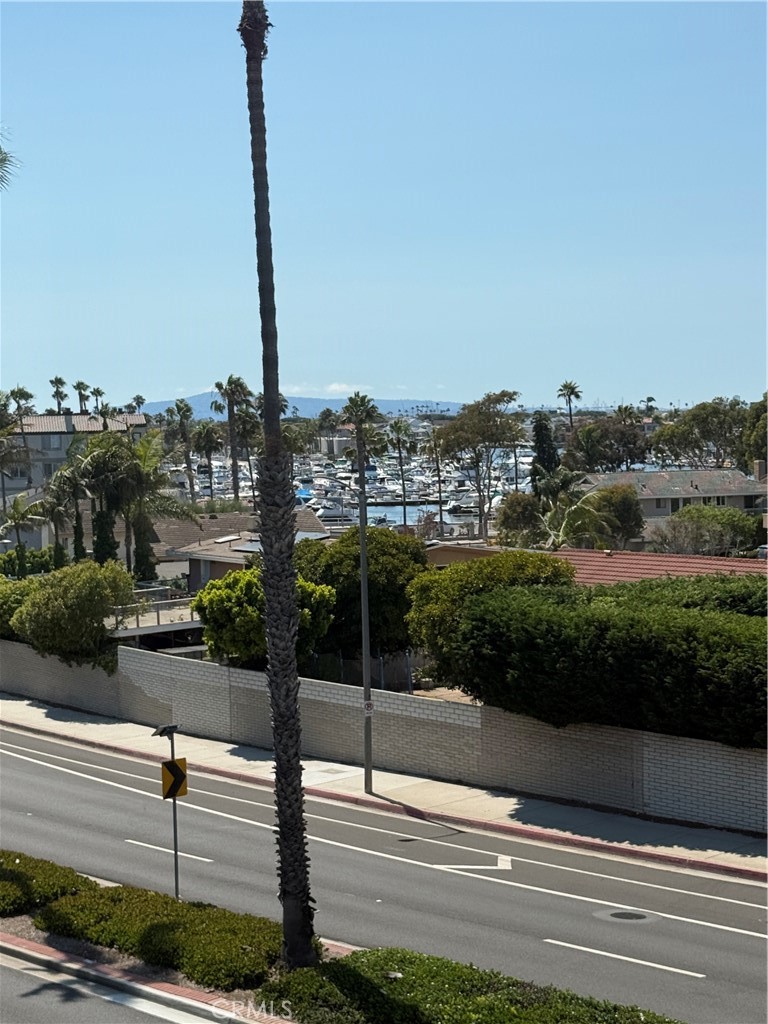 https://media.crmls.org/medias/2742f1b6-b55b-406a-8f70-7624e6bf92dd.jpg?preset=X-Large