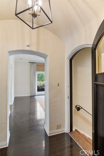 580 S Sweetzer Ave, Los Angeles CA: https://media.crmls.org/medias/27431845-fabb-4ae6-b1c2-4824dbb4c685.jpg